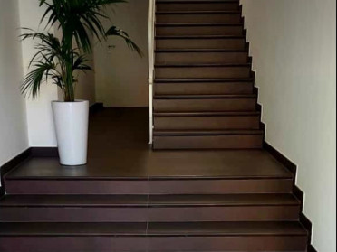 Фронтальная ступень Urban Round. Anti-Slip Caoba 30x33 от Gres de Aragon (Испания)